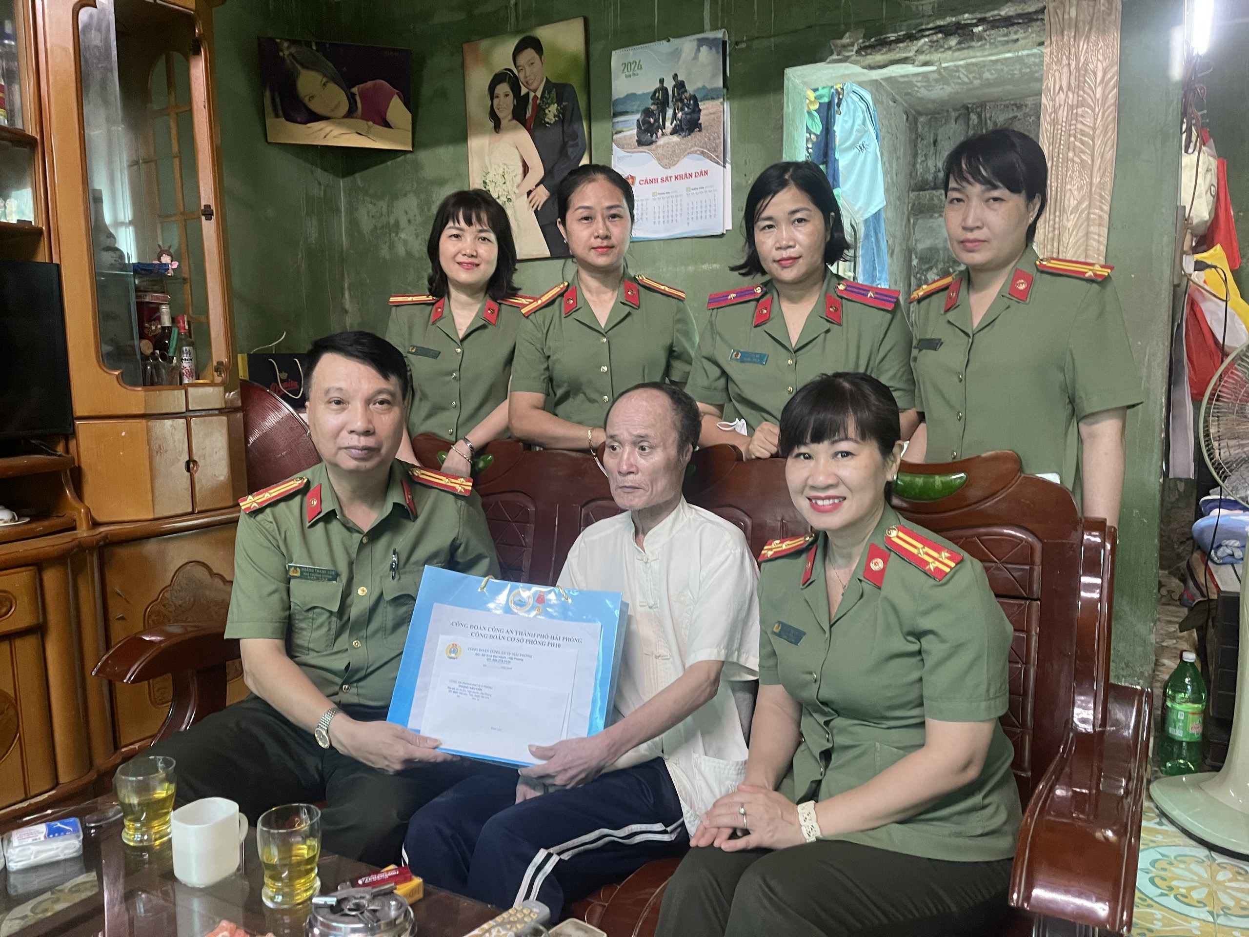 Công đoàn Phòng Hậu cần thăm hỏi, tặng quà 17 thương binh